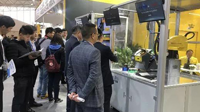 中卓智能携手智能机器人发那科展示自动拧紧工作站